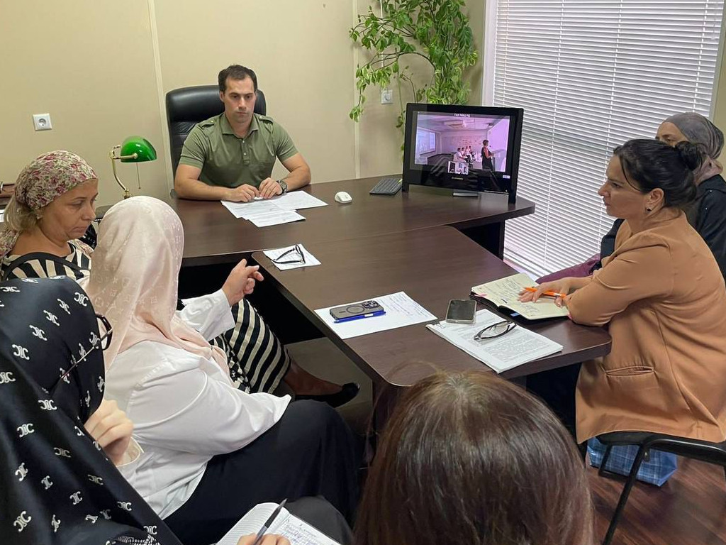 Сегодня на базе МФЦ города Дагестанские Огни обсудили оказание господдержки населению на основании соцконтракта и прием заявлений для оказания услуги в МФЦ в режиме ВКС  В совещании приняли участие.